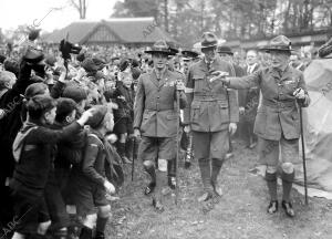 El Príncipe de Gales (1), acompañado de Sir Robert Baden Powell (2) en la...