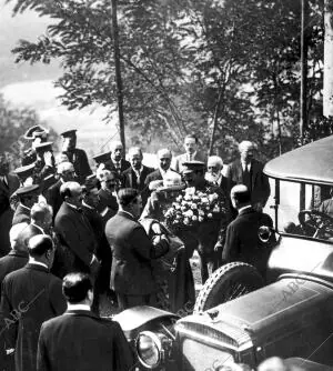 Sus Majestades al llegar al edificio del reformatorio de Menores para inaugurar...