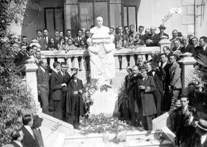 El monumento Erigido A la memoria de don Aniceto Coloma, obra del insigne...