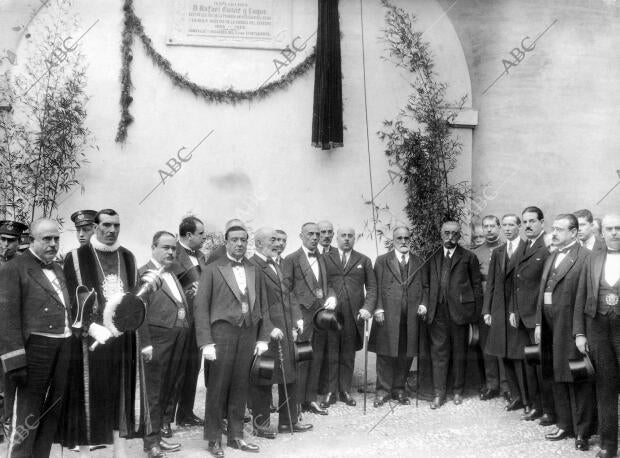 El ministro de instrucción Pública, Sr. Montejo (X), en el acto de descubrir la...