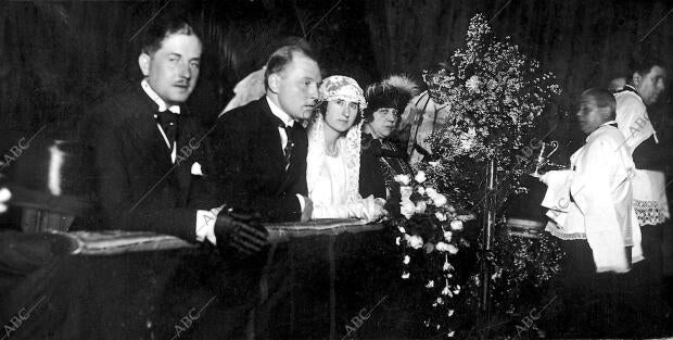 La Señorita María Teresa Guardamino y don José Manuel de Brunet Recibiendo la...