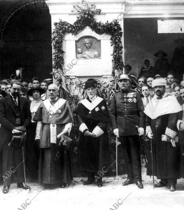 Descubrimiento de la Lapida Conmemorativa del doctor D. Carlos Pastor, que Cedio...