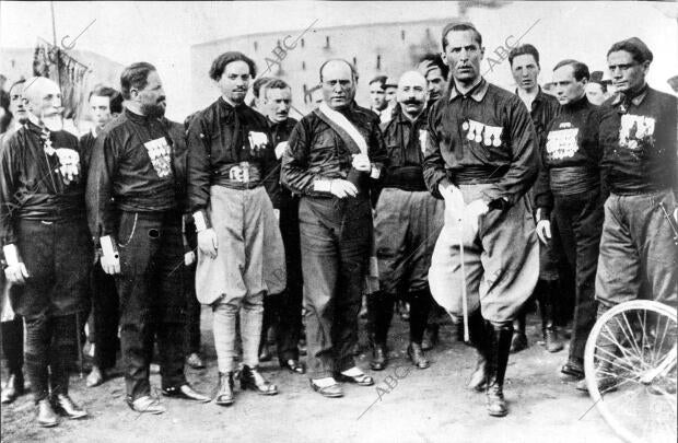 Benito Mussolini, Michele Bianchi (4º por la izqda - Archivo ABC