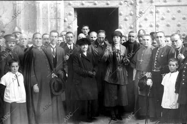 S.A.R. la Infanta doña Paz (1), con su Esposo, el príncipe Luis Fernando de...