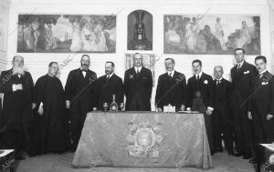 En el ateneo S.A. el infante D. Carlos (X) Presidiendo la Sesion de apertura del...