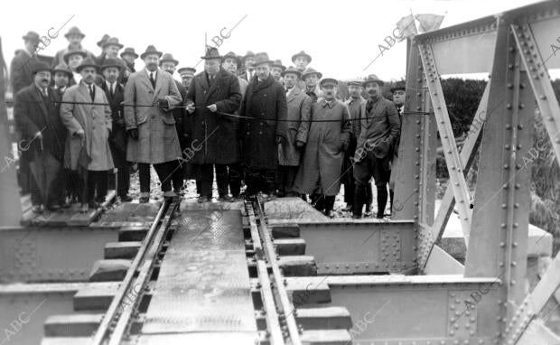 El subsecretario de Instruccion Publica, Sr. Castell Inaugurando el puente de...