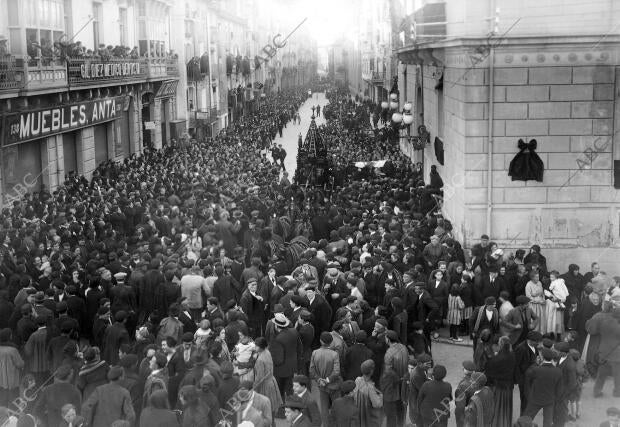 El Publico Reunido ante la casa Mortuoria al Organizarse el entierro del ex...