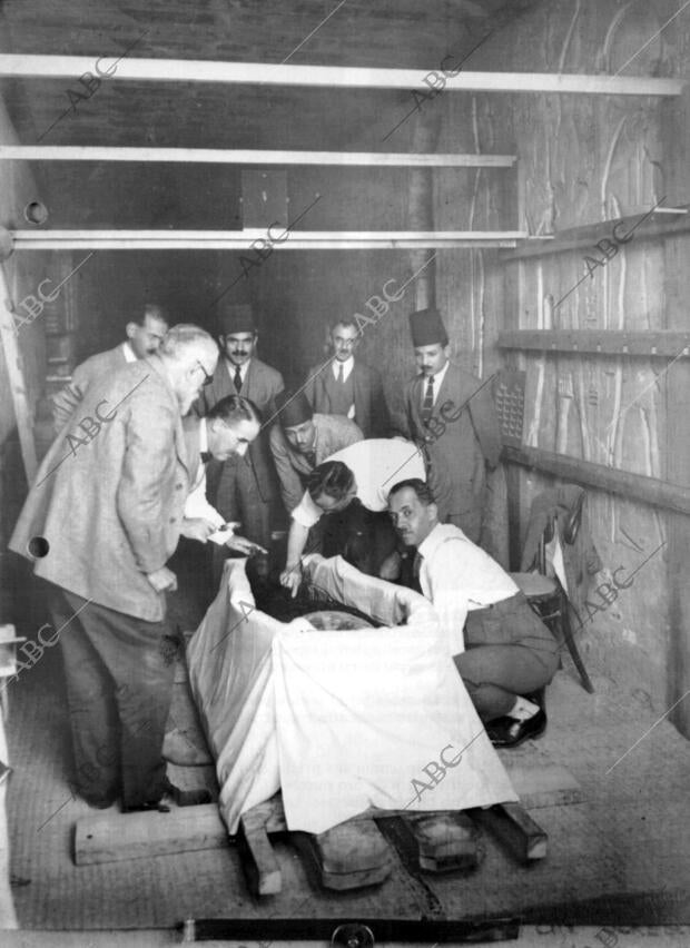 Lord Carnarvon y Howard Carter Inspeccionan, A las 9:45 de la mañana del 11 de...