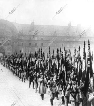 Las Banderas de los Regimientos que Tomaron parte de la Guerra al salir de los...