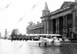 El aeroplano de Becheler en el momento de tomar tierra junto al Grand Palais