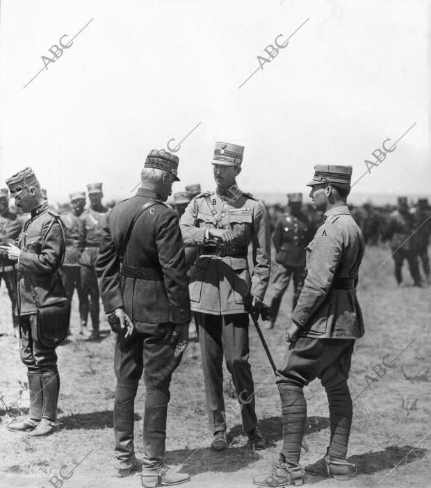 El Rey Jorge Ii (A) con el príncipe Andrés (B) A quien el tribunal militar ha...