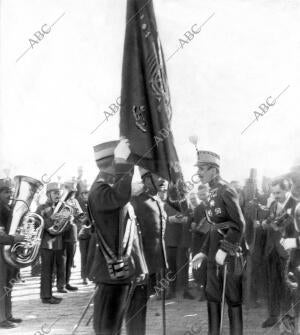 solemnidad Militarsu majestad el Rey (X) Imponiendo la medalla militar A la...