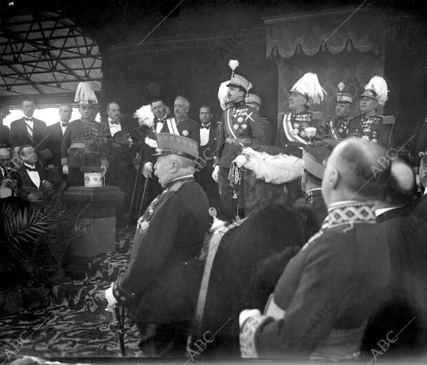 solemnidad Militaren Circulo, D. Alfonso Xiii Pronunciando un discurso antes del...