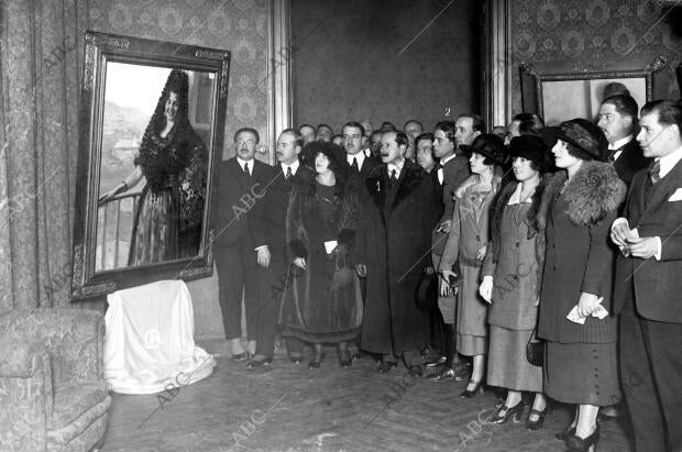 El director de Bellas Artes, Sr. Weyler (1), Inaugurando la exposición de...