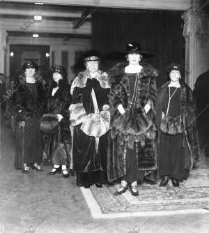 Ss.Mm. las Reinas doña victoria Eugenia (1) y doña María Cristina (2) en la...