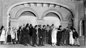 Teatro Price - escena De " los Arqlequines de seda y Oro " , tragicomedia de...