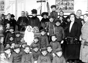 S.M. la Reina doña María Cristina (X) Inugurando el grupo escolar de la calle...