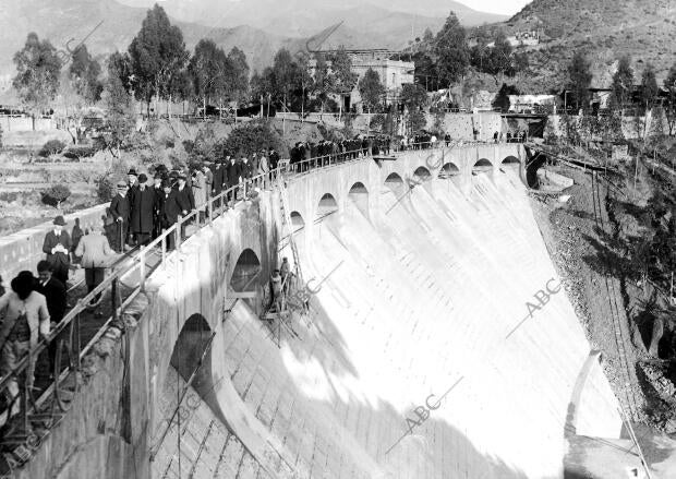 El ilustre exministro (x) y los invitados visitando la presa del pantano del...