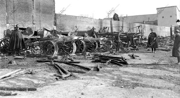 Escombros del garaje de la calle Toledo y Restos de los Camiones y Automoviles...