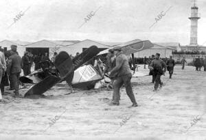 El aparato del aviador italiano Capitan Francisco Ferrarini A poco de caer al...