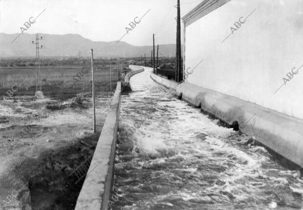 Uno de los Canales de la segunda Elevacion en el momento de entrar el Agua