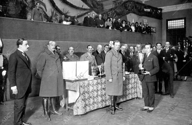 S.A.R (1) Entregando la copa de S. M. el Rey al ganador del campeonato...