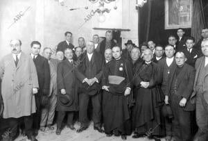 En el ayuntamiento el Canonigo de Valencia doctor D. Elias Olmos (X), con los...