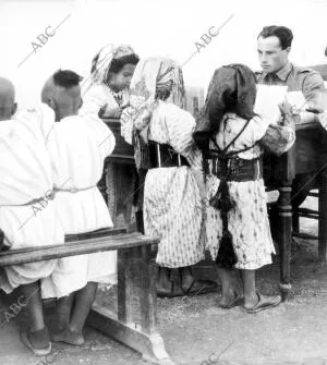 Niños y Niñas Moros Dando clase de lectura y escritura en la escuela Instalada...