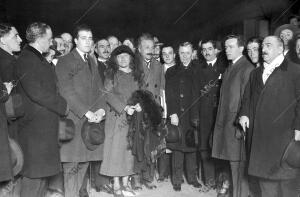 Albert Einstein, en la estación de Mediodía a su llegada a Madrid