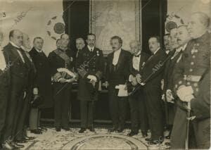 En la imagen aparece acompañado de Alfonso XIII y los miembros de la Academia de...