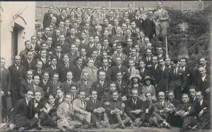 Los Alumnos de Odontología, con su Profesor, el doctor D. Florestan Aguilar (X),...