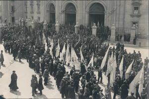 La Procesión, con las Banderas de los Sindicatos Agrícolas, al salir de la...