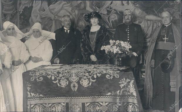 S.M. la Reina (1), con el infante D. Carlos (2), el ministro de la Guerra, Sr....