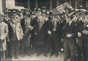 El presidente de la asamblea mercantil de Santander, Sr. Soler (1), con el de...