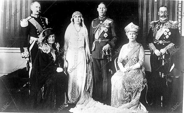 El día de su boda en 1923, con sus Padres, lord y lady Strathmore ¿A la...