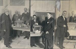 Maura (1), Marqués de Alhucemas (2) y D. Melquiades Álvarez (3) Votando en los...