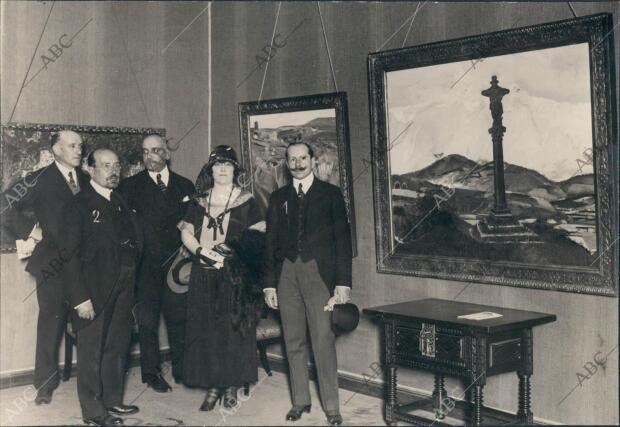 El director de Bellas Artes (1) Inaugurando la exposición de Cuadros del pintor...