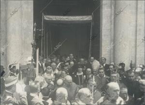 Saliendo bajo palio de la capilla de la Virgen donde se cantó una salve a su...