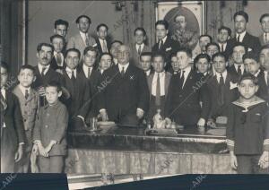 El ex regente de aquel centro docente D. Manuel cortés y Cuadrado (X), Rodeado...