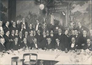 Banquete celebrado en honor del pintor argentino Benito Quinquela (1), con...