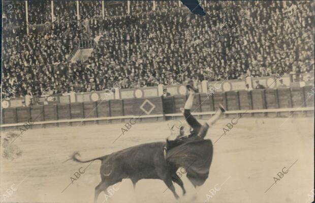 En la corrida de Toros de Ayer. Cogida de bejarano