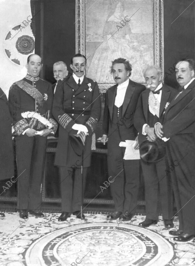 S M el Rey (1), con el profesor Einstein (2), el Ministro de educación pública...