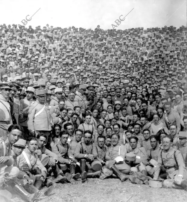 S.M. el Rey (X) con los Alumnos de las Academias de Infanteria y caballería que...