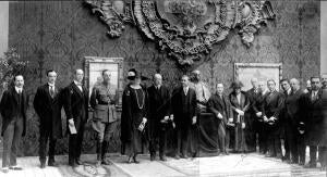 La Infanta doña Isabel (3) con el ministro de instrucción Pública (4), en la...