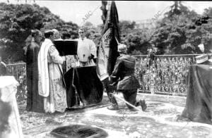 Bendición y entrega de la bandera regalada por el pueblo orensano al batallón...