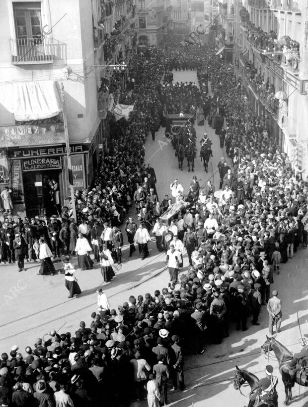 La comitiva fúnebre A su paso por las Calles con dirección al templo del Pilar