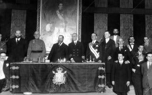 Entrega de la cruz y banda del mérito militar al teniente alcalde D. Manuel...