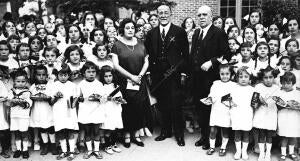 El alcalde, Sr. Ruiz Jiménez (x) con la directora y alumnos después del reparto...