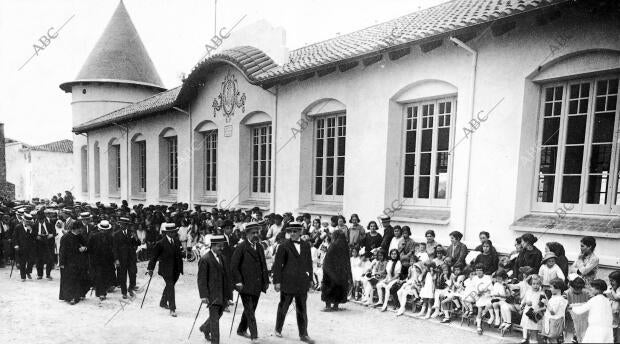 Las nuevas Escuelas Nacionales durante el solemne acto inaugural de las mismas