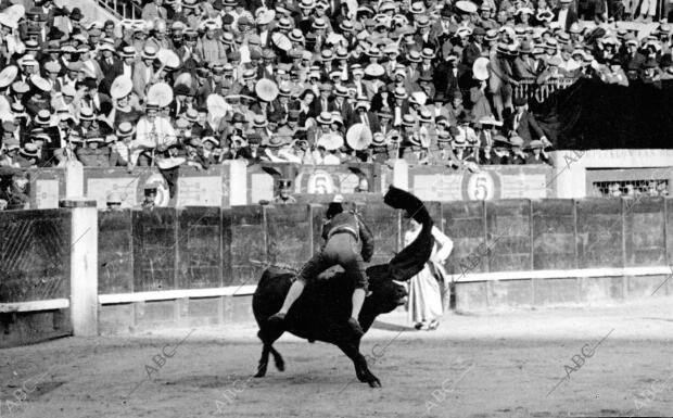 Aparatosa Cogida del diestro Villlalta al entrar A matar el cuarto Toro